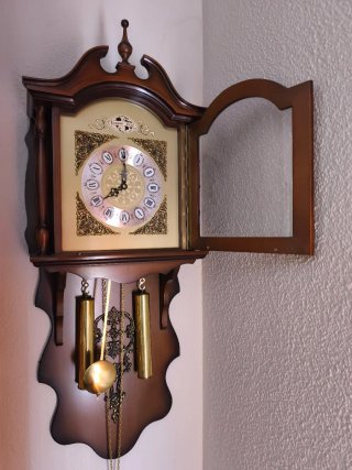 Reloj de pared antiguo de madera