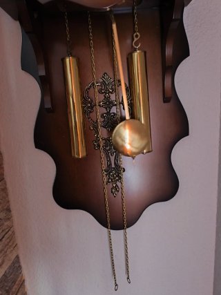 Reloj de pared antiguo de madera