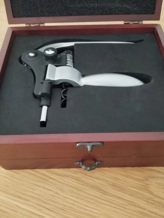 Caja abrebotellas madera y metal