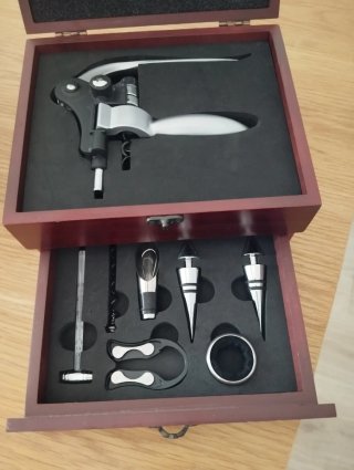 Caja abrebotellas madera y metal