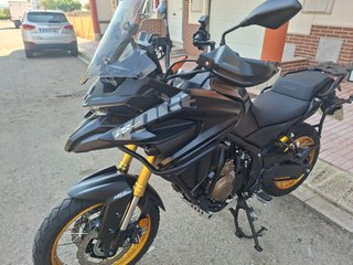 Moto Voge 625 DSX Negra y Dorada