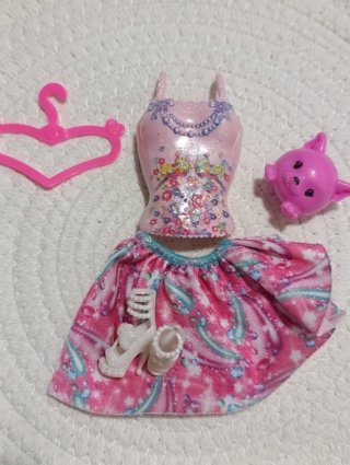 Accesorios Barbie: Top, falda, Zapatos y mascota.