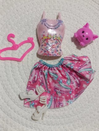 Accesorios Barbie: Top, falda, Zapatos y mascota.
