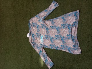 Blusa fluida manga 3/4 floral azul y gris