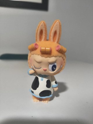 Labubu figura de conejo con rulos