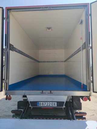 Mercedes-Benz 814 LK Isotermo con Plataforma