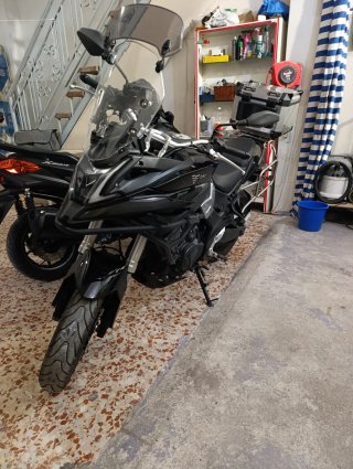 Moto VOGE Adventure Negra y Plateada