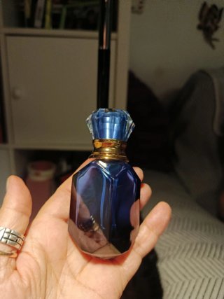 Perfume azul cobalto con detalles dorados