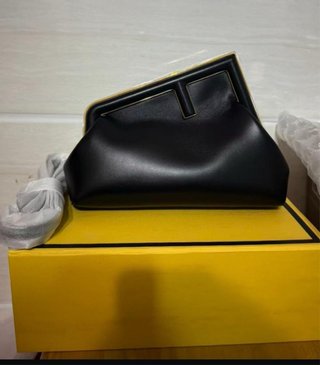 Borsa Fendi First nera con dettagli oro