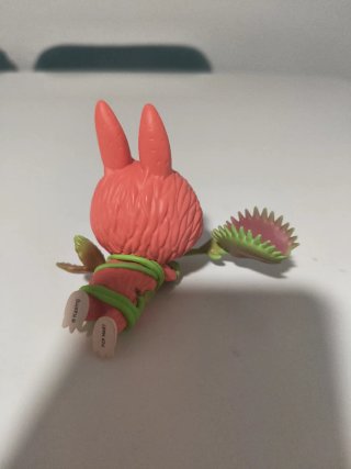 Labubu figura de conejo con planta carnívora