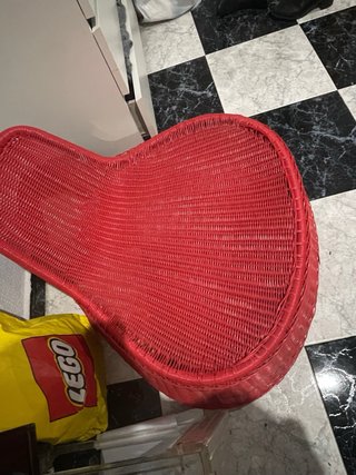 Sillón de mimbre rojo