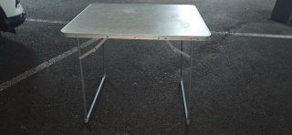 Mesa plegable diseño geométrico