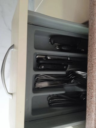 Cocina con vitrocerámica y fregadero