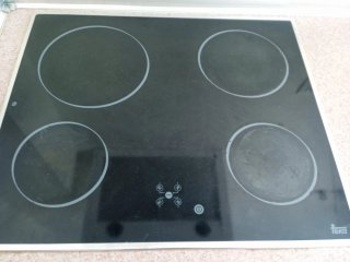 Cocina con vitrocerámica y fregadero