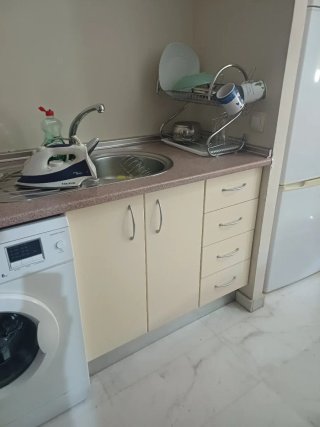 Cocina con vitrocerámica y fregadero