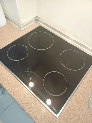Cocina con vitrocerámica y fregadero