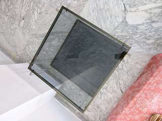 Mesa de salón de cristal y metal