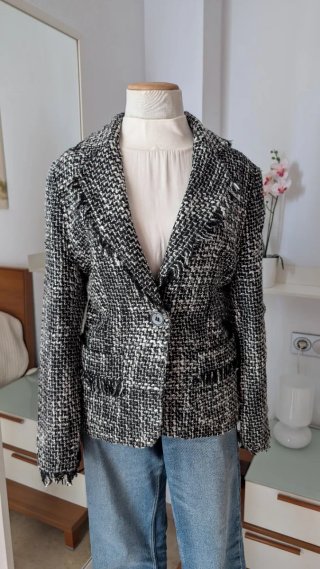 Divina blazer tweed texturizada con  deshilachados