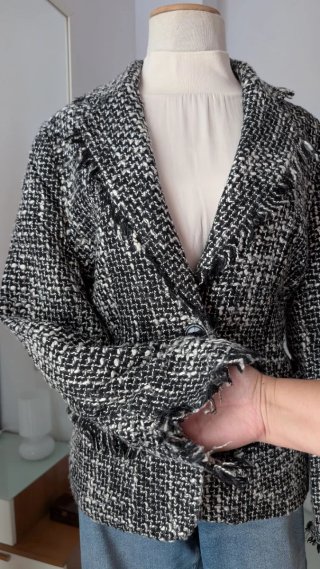 Divina blazer tweed texturizada con  deshilachados
