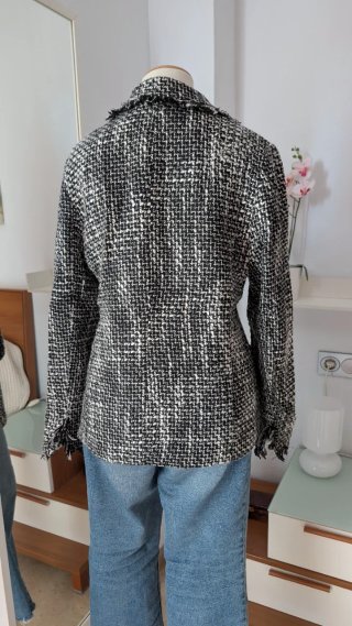 Divina blazer tweed texturizada con  deshilachados