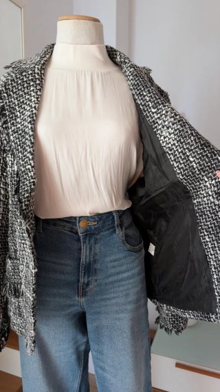 Divina blazer tweed texturizada con  deshilachados