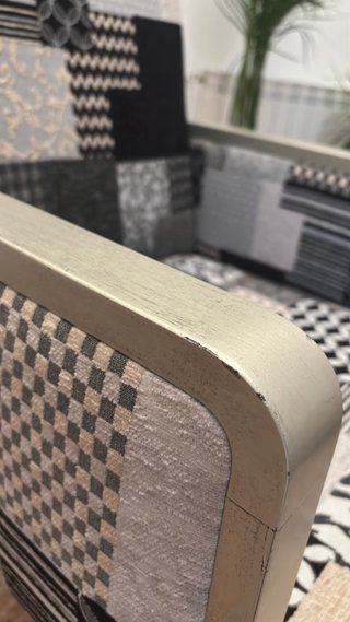 Sillón de madera plateada tapizado con motivos