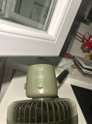 Ventilador de mesa verde con trípode