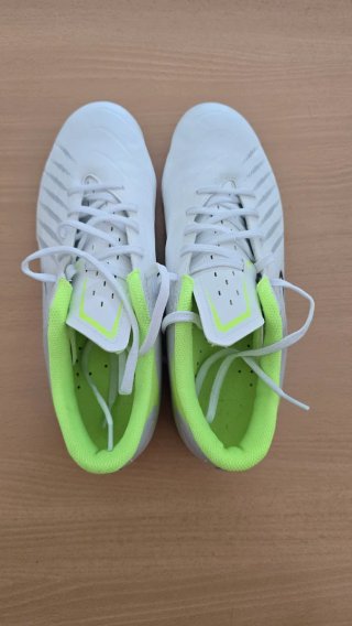 Zapatillas Futsal Blancas y Verdes una vez usadas