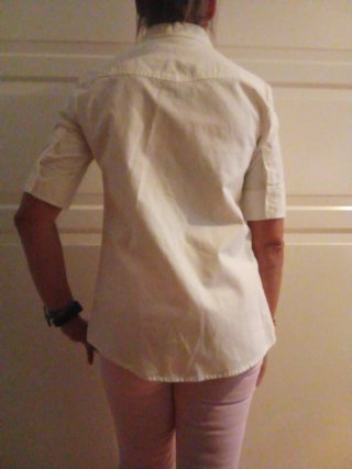 Conjunto Levi's: Chaqueta rosa y camisa blanca