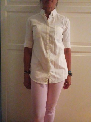 Conjunto Levi's: Chaqueta rosa y camisa blanca