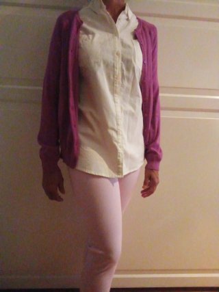 Conjunto Levi's: Chaqueta rosa y camisa blanca