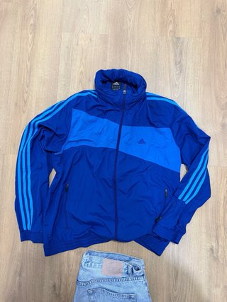Cortavientos Adidas con capucha