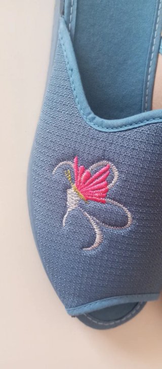 Zapatillas de casa azules bordadas