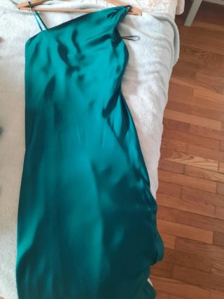 Vestido lencero verde.