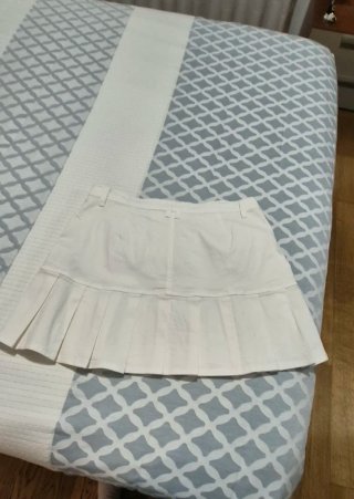 Falda corta blanca plisada