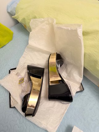 Sandalias Chanel Talla 38,5 Negra y Dorada