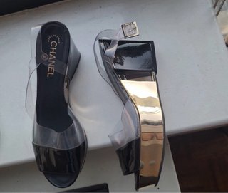 Sandalias Chanel Talla 38,5 Negra y Dorada