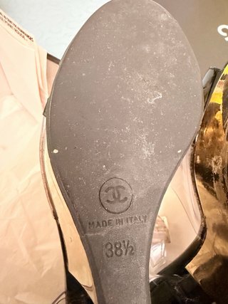 Sandalias Chanel Talla 38,5 Negra y Dorada