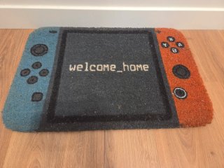 Tappeto ingresso con design console e messaggio 'welcome home'