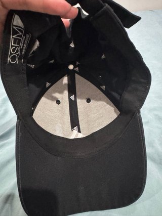 Gorra Adidas Negra con Rayas Blancas