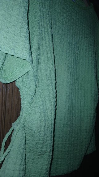 Camiseta Zara verde con cordón lateral