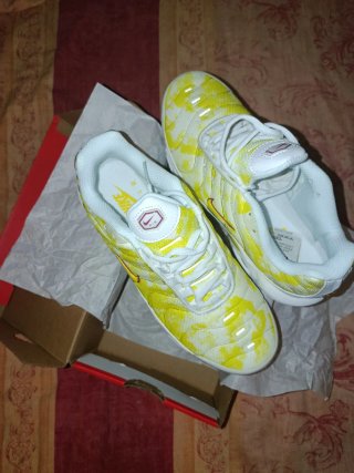 Nike Zapatilla Blanca y Amarilla