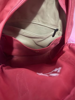 Mochila rosa fusia con múltiples bolsillos