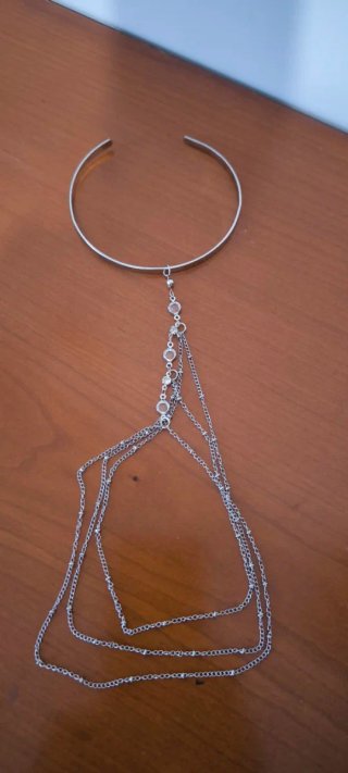 Brazalete de brazo plateado con cadenas