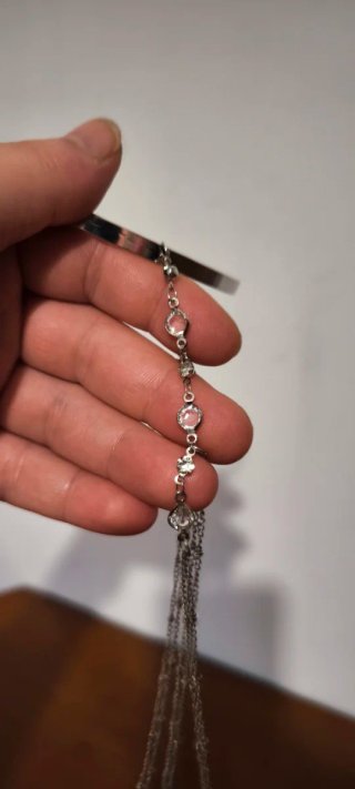 Brazalete de brazo plateado con cadenas