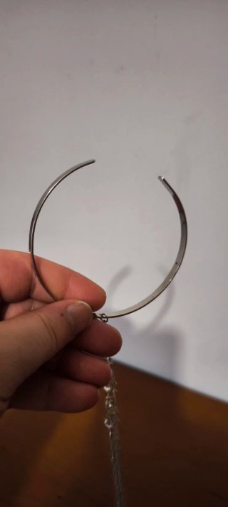 Brazalete de brazo plateado con cadenas