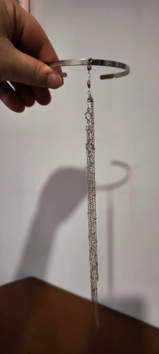 Brazalete de brazo plateado con cadenas