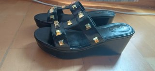 Sandalias negras con tachuelas doradas