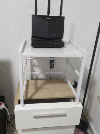Estantería metálica y madera
