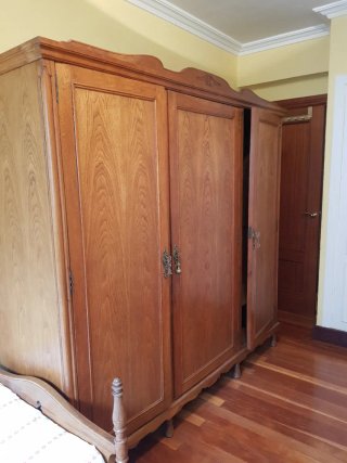 Armario de roble (cera). en perfecto estado